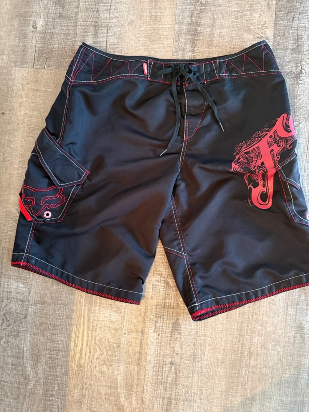 Fox Men’s black board shorts with Red Accent
Men’s 36